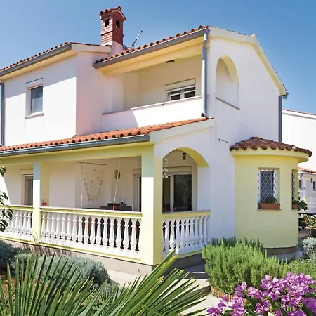 Amazing In Betiga With Kitchen Holiday home Barbariga